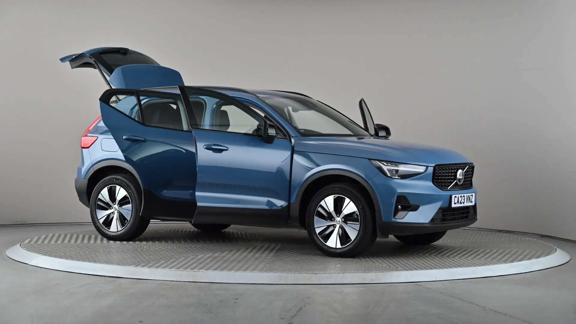 2023 VOLVO XC40 2023 VOLVO XC40