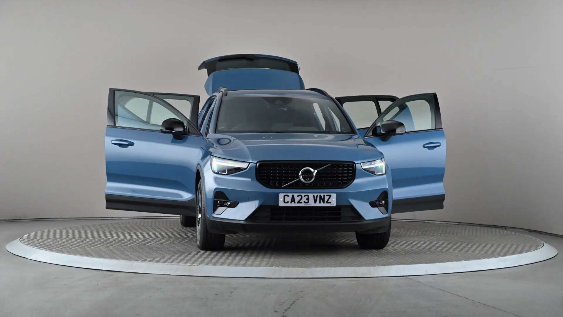 2023 VOLVO XC40 2023 VOLVO XC40