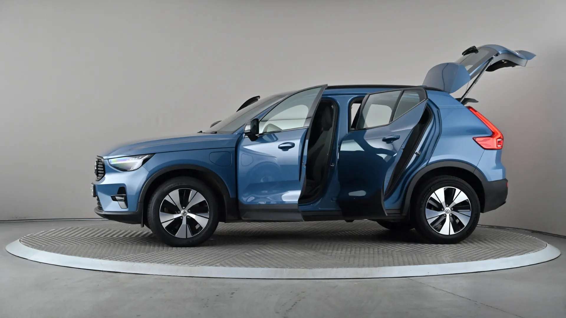 2023 VOLVO XC40 2023 VOLVO XC40