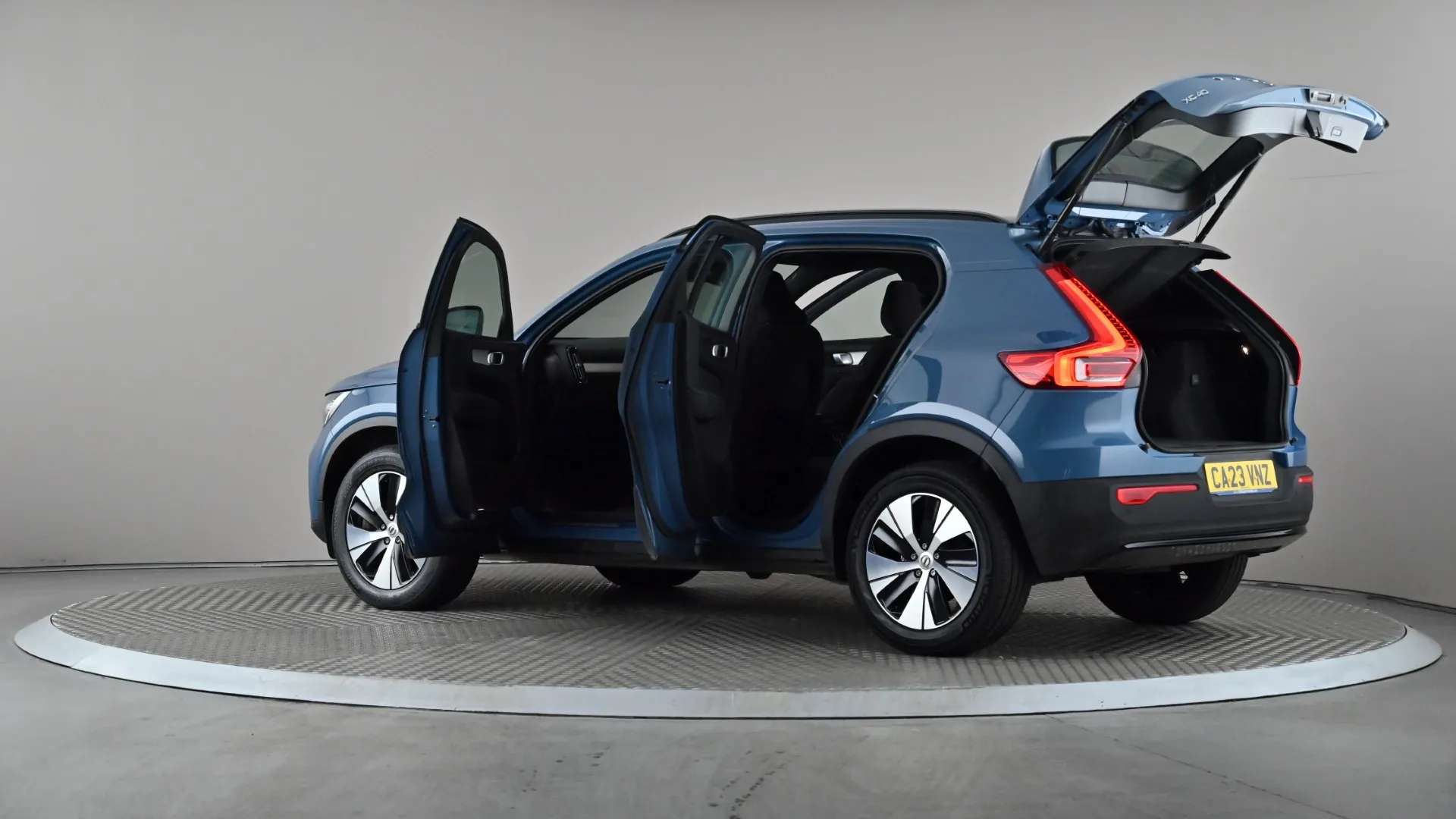 2023 VOLVO XC40 2023 VOLVO XC40