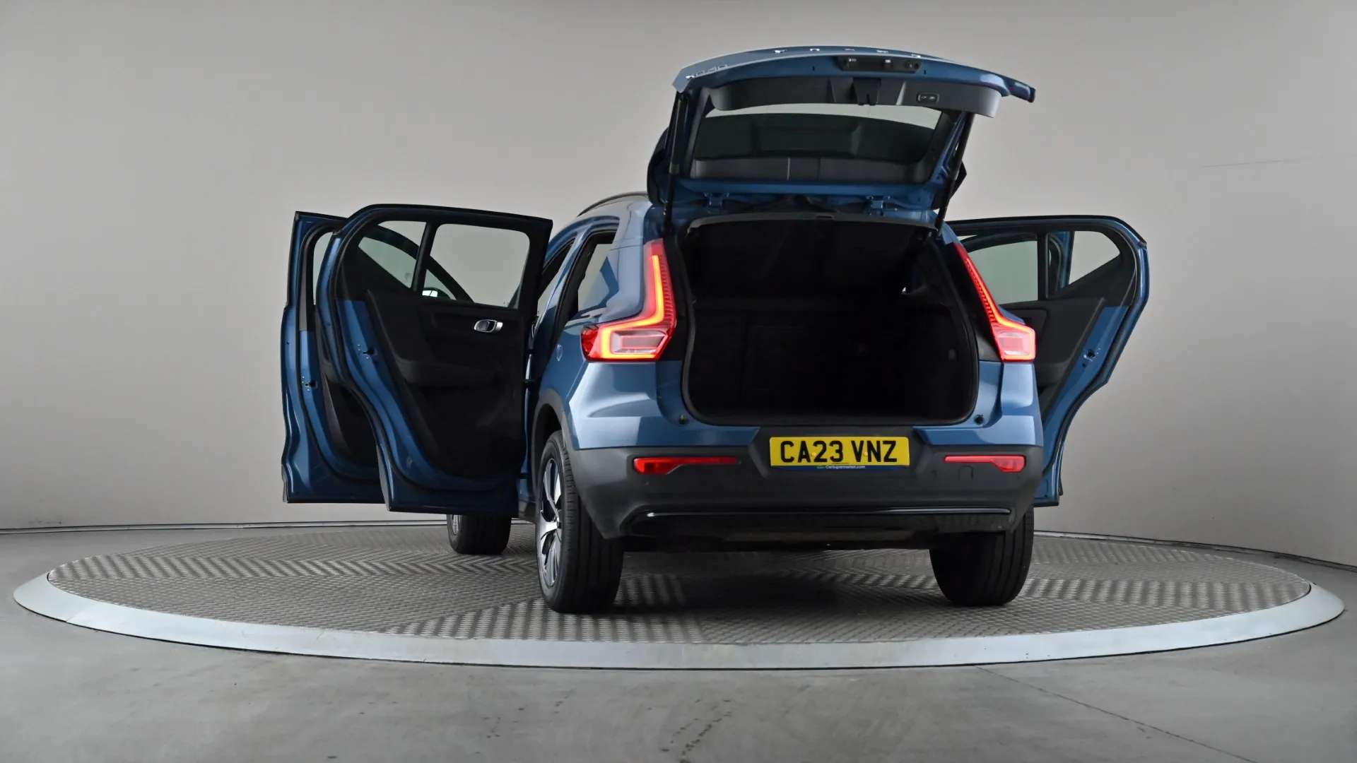 2023 VOLVO XC40 2023 VOLVO XC40
