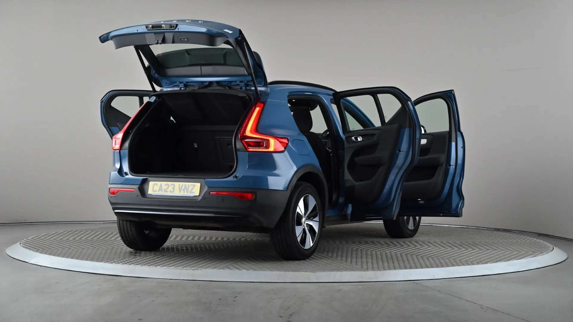 2023 VOLVO XC40 2023 VOLVO XC40