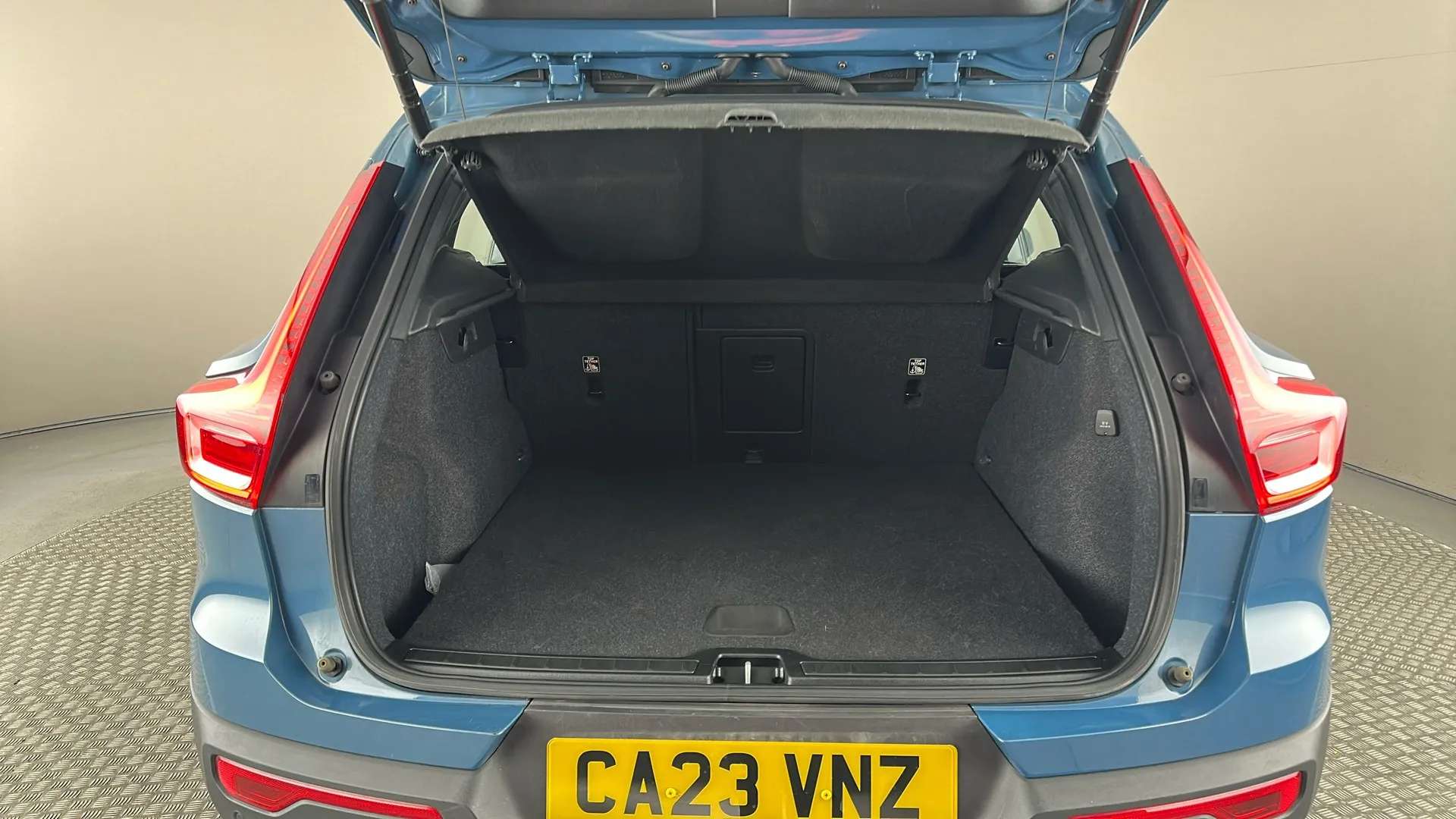 2023 VOLVO XC40 2023 VOLVO XC40