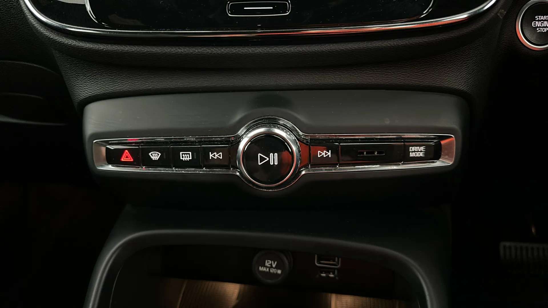 2023 VOLVO XC40 2023 VOLVO XC40