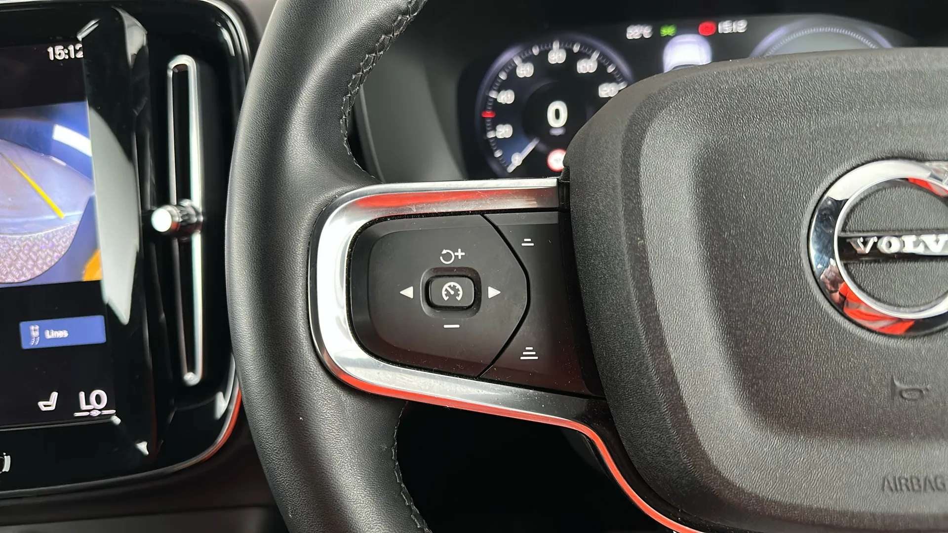 2023 VOLVO XC40 2023 VOLVO XC40