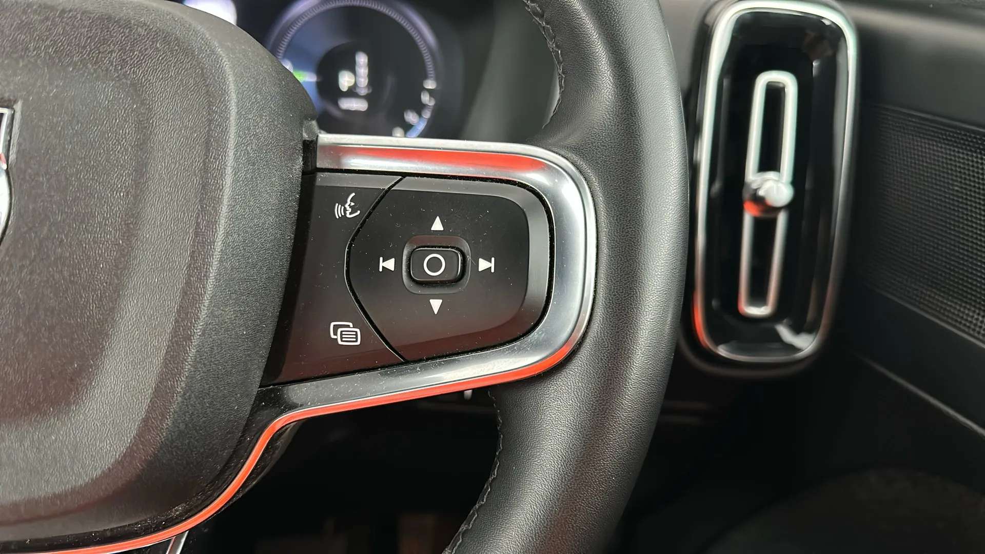 2023 VOLVO XC40 2023 VOLVO XC40