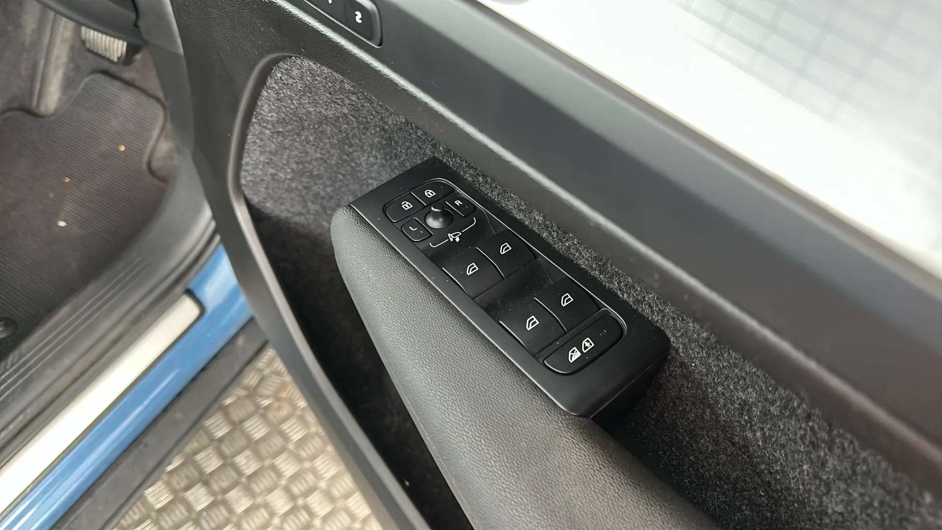 2023 VOLVO XC40 2023 VOLVO XC40