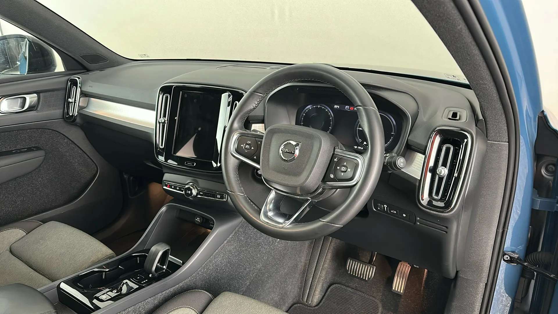 2023 VOLVO XC40 2023 VOLVO XC40
