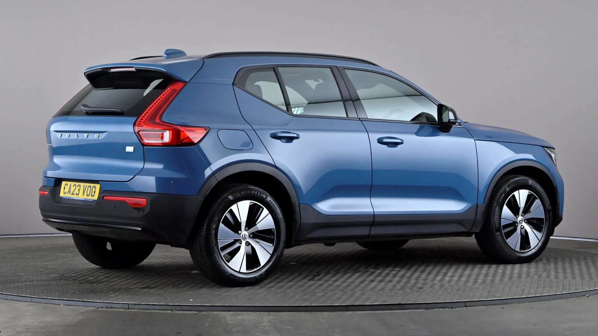 2023 VOLVO XC40 2023 VOLVO XC40