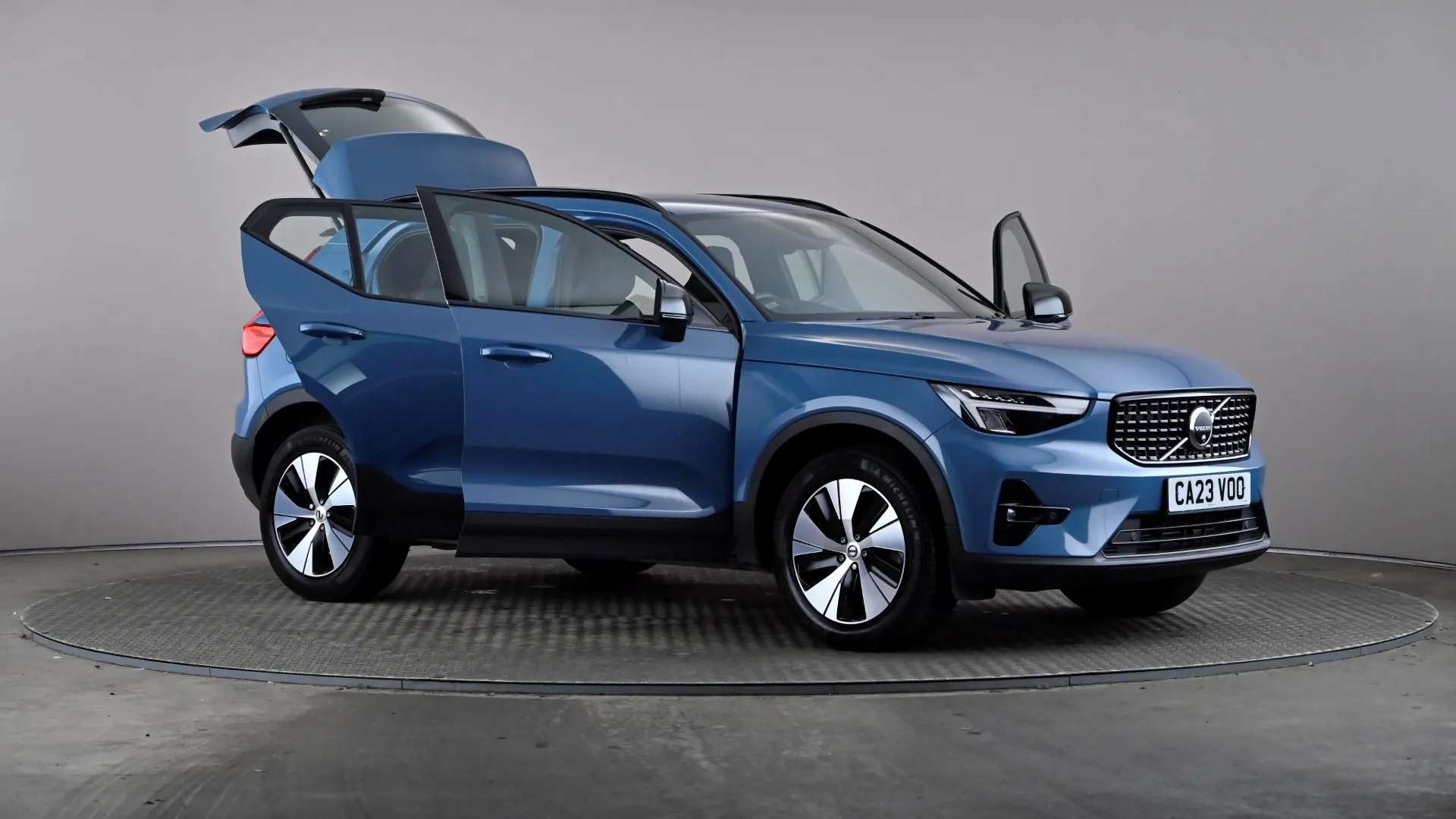 2023 VOLVO XC40 2023 VOLVO XC40