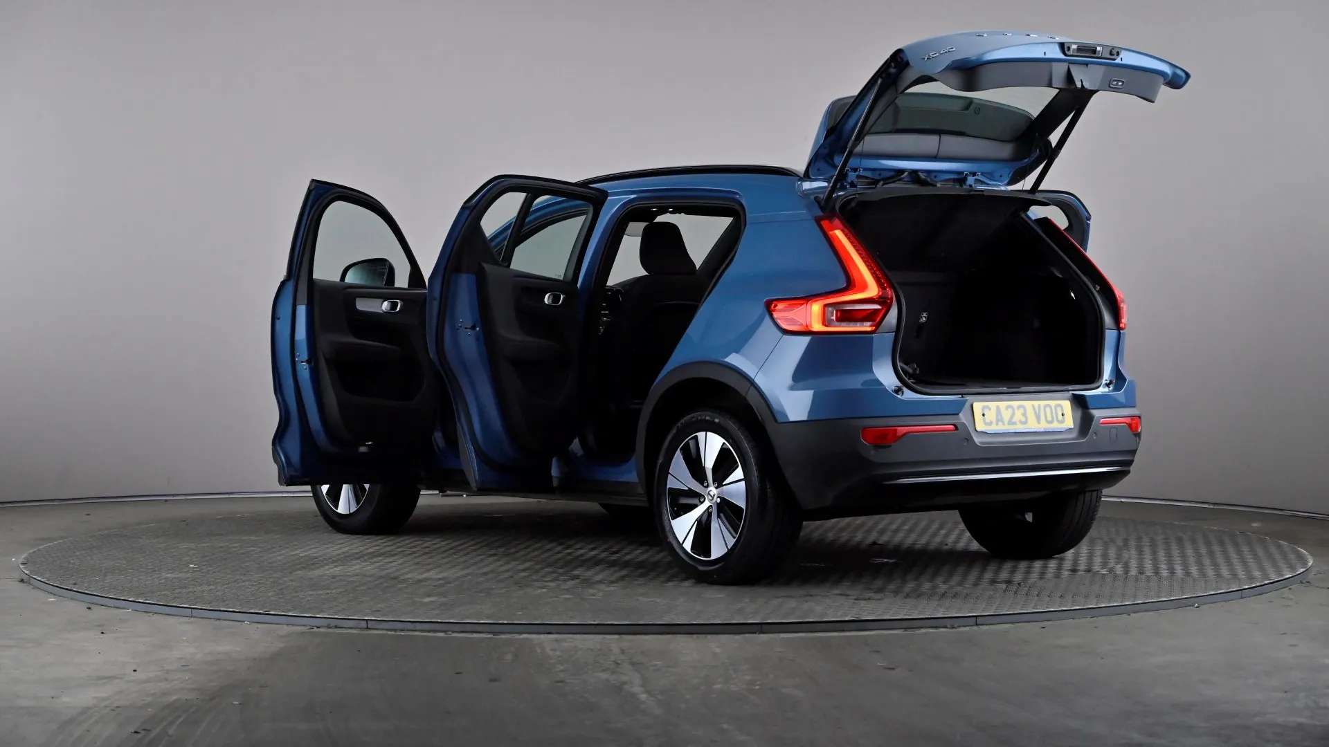 2023 VOLVO XC40 2023 VOLVO XC40