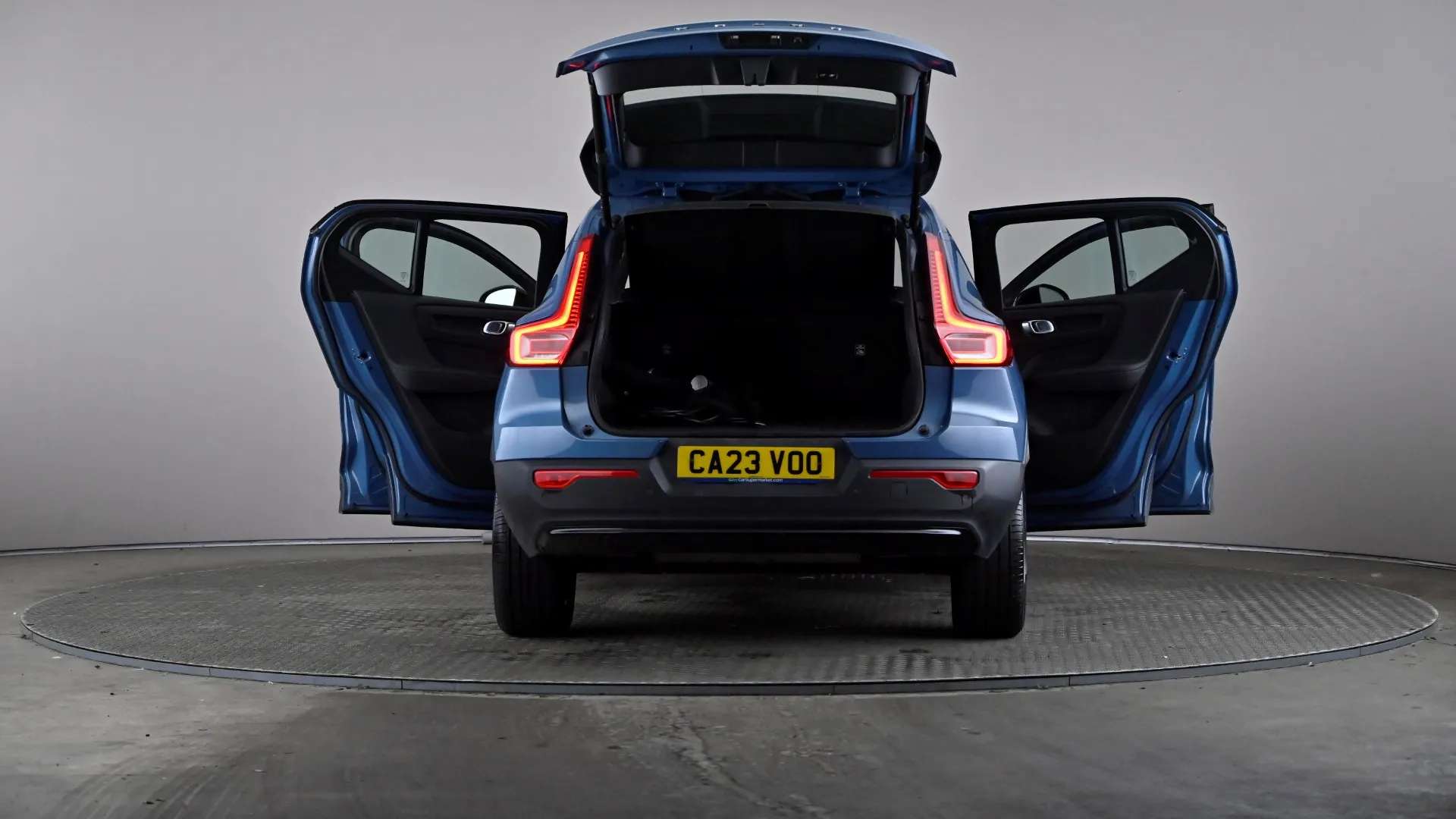 2023 VOLVO XC40 2023 VOLVO XC40