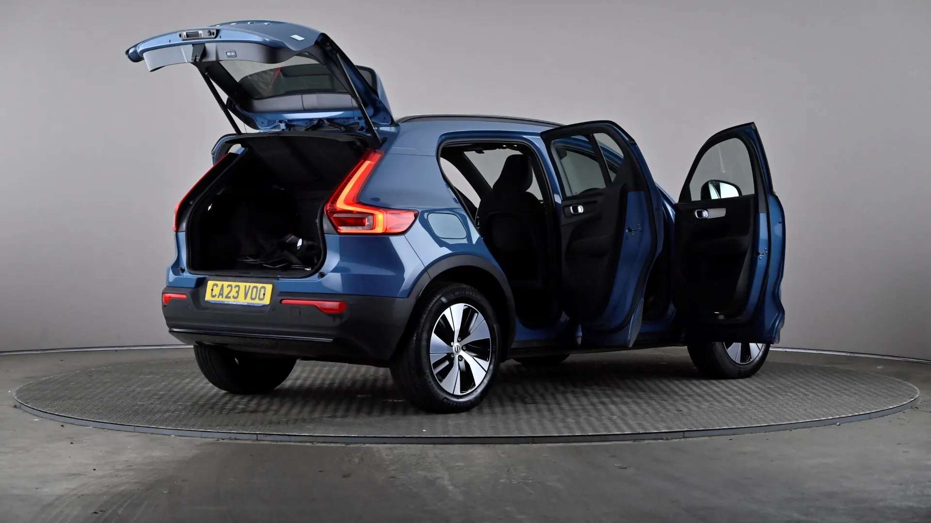 2023 VOLVO XC40 2023 VOLVO XC40