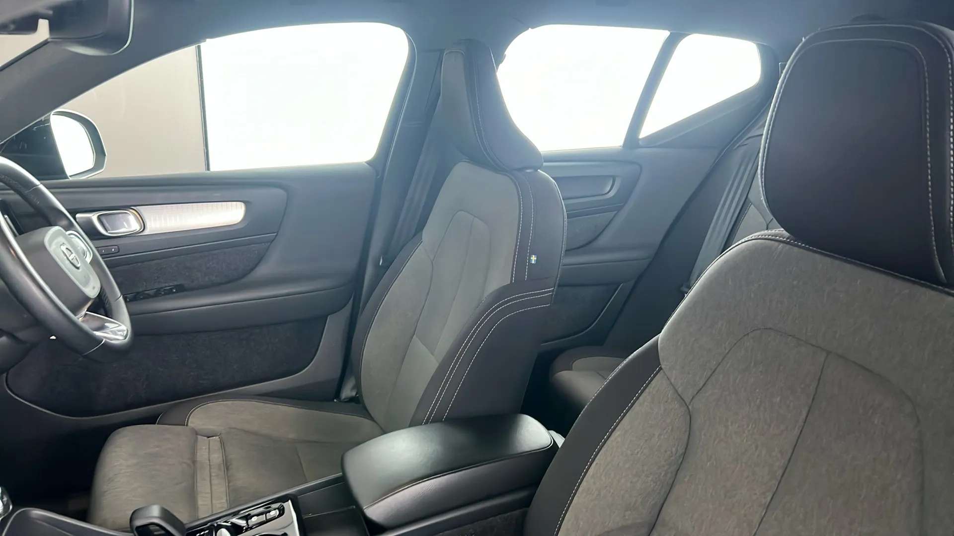 2023 VOLVO XC40 2023 VOLVO XC40