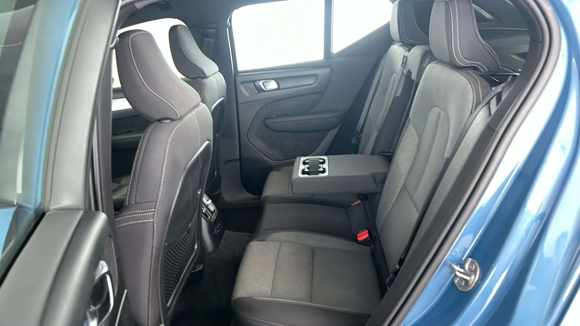 2023 VOLVO XC40 2023 VOLVO XC40