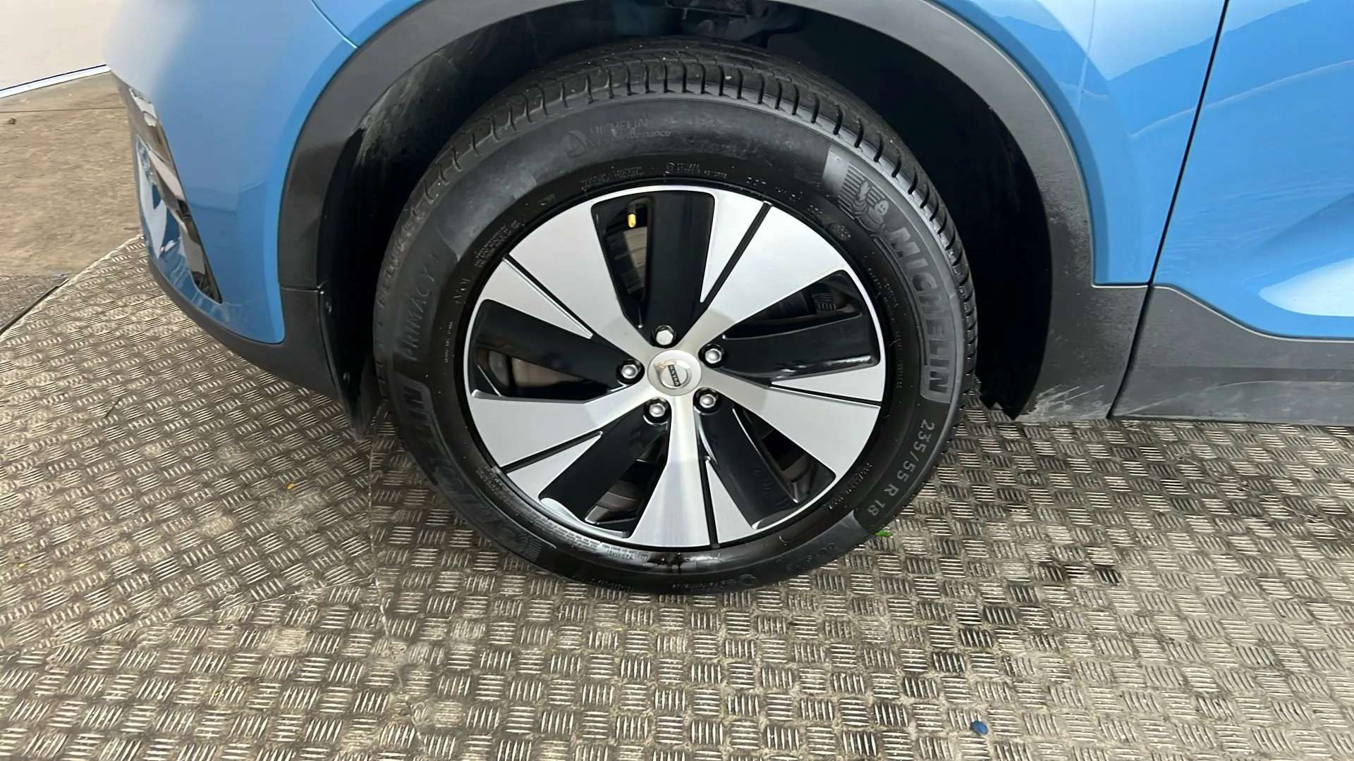 2023 VOLVO XC40 2023 VOLVO XC40