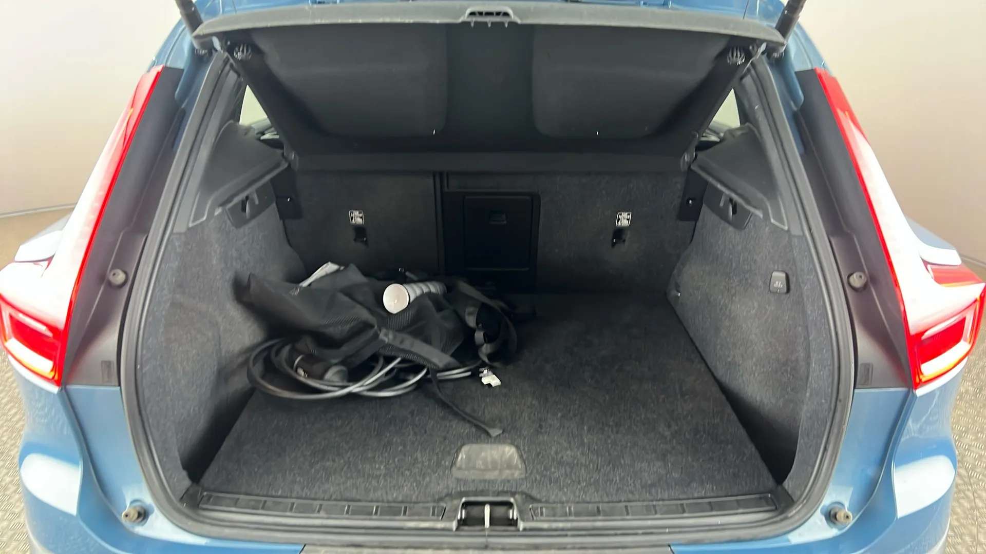 2023 VOLVO XC40 2023 VOLVO XC40