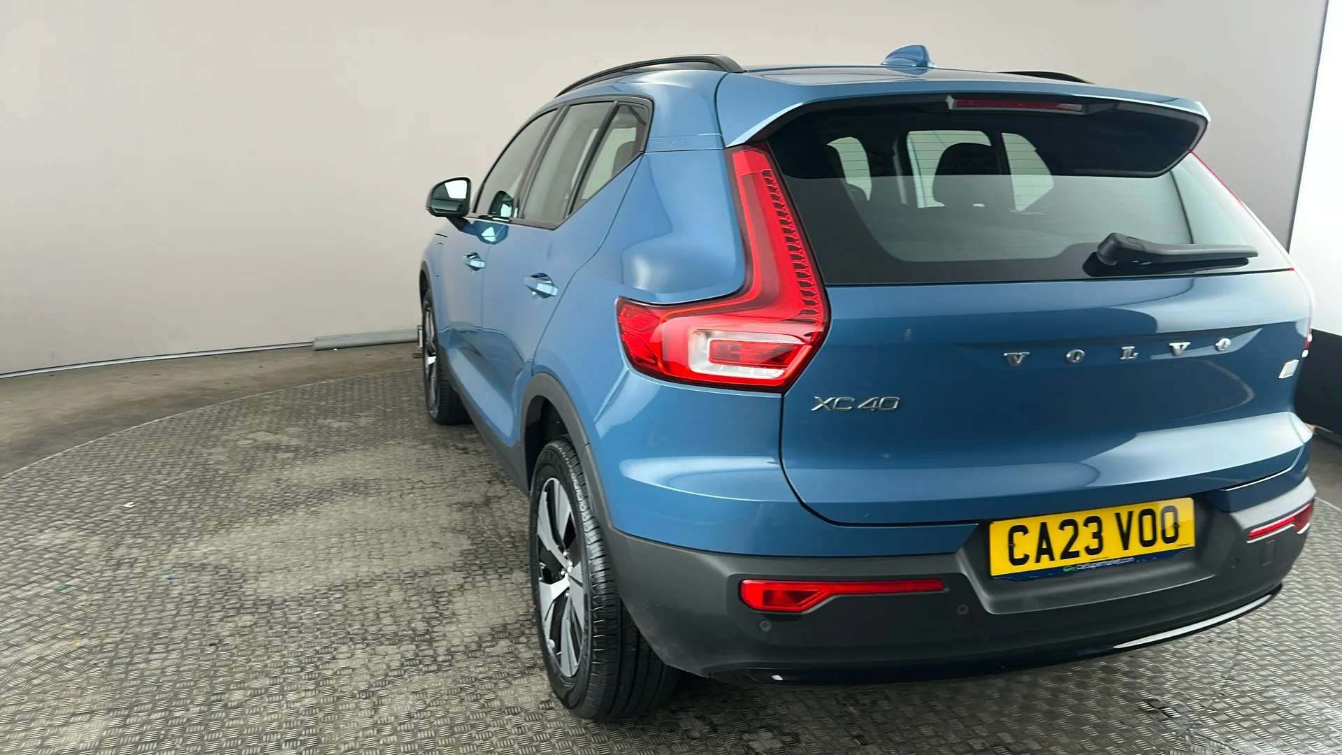 2023 VOLVO XC40 2023 VOLVO XC40