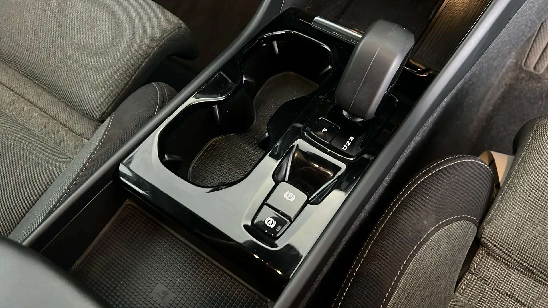 2023 VOLVO XC40 2023 VOLVO XC40