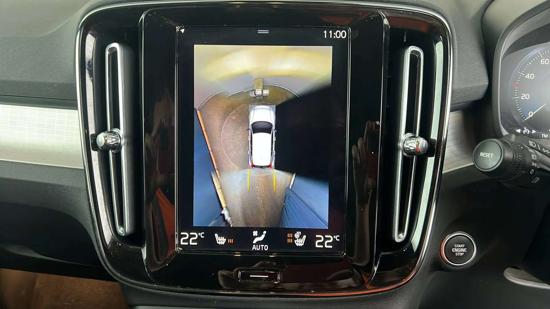 2023 VOLVO XC40 2023 VOLVO XC40