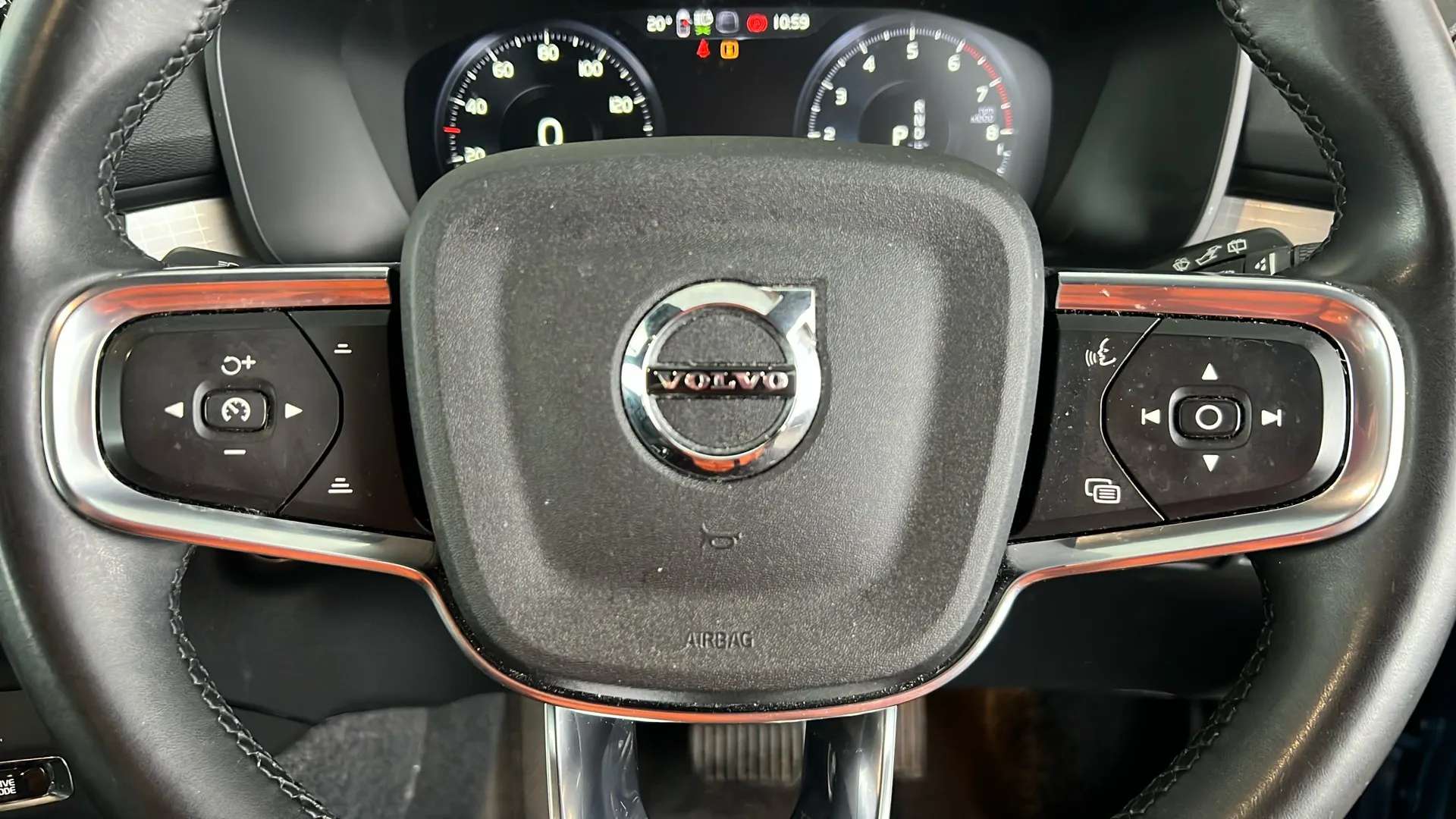 2023 VOLVO XC40 2023 VOLVO XC40