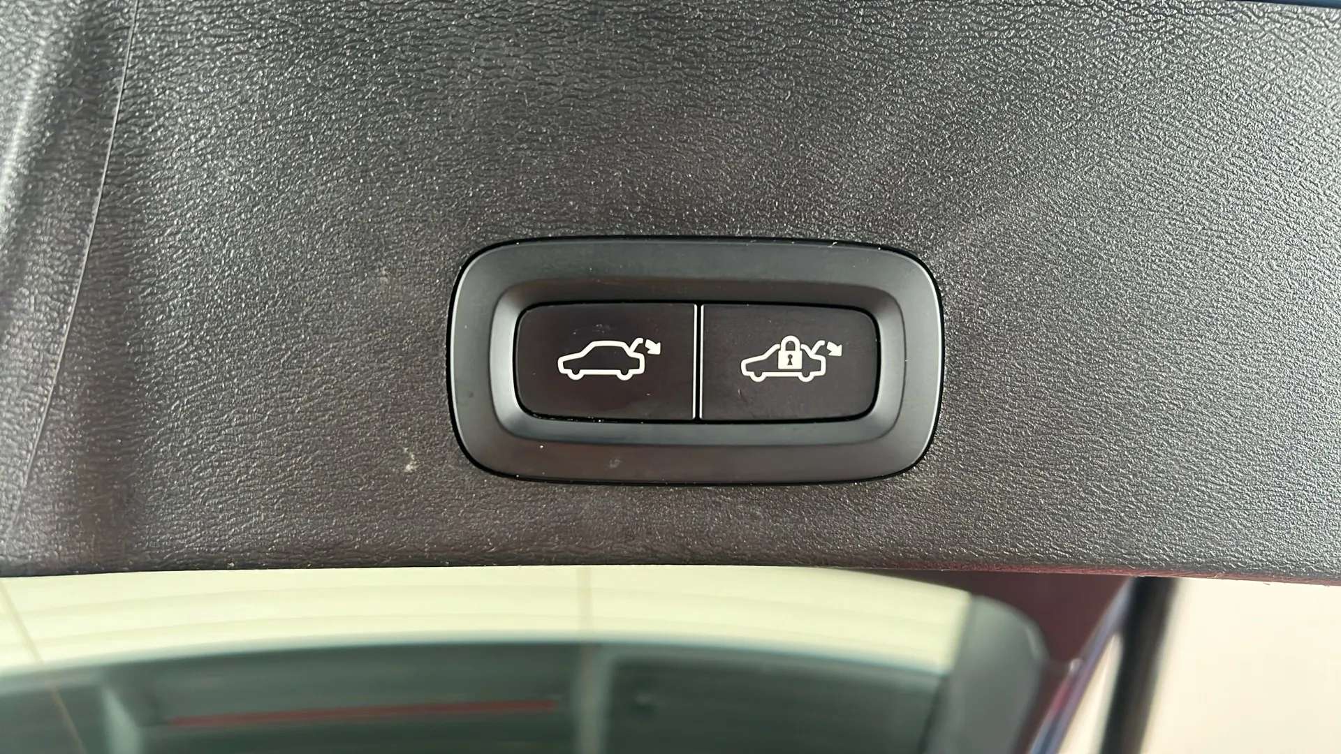 2023 VOLVO XC40 2023 VOLVO XC40