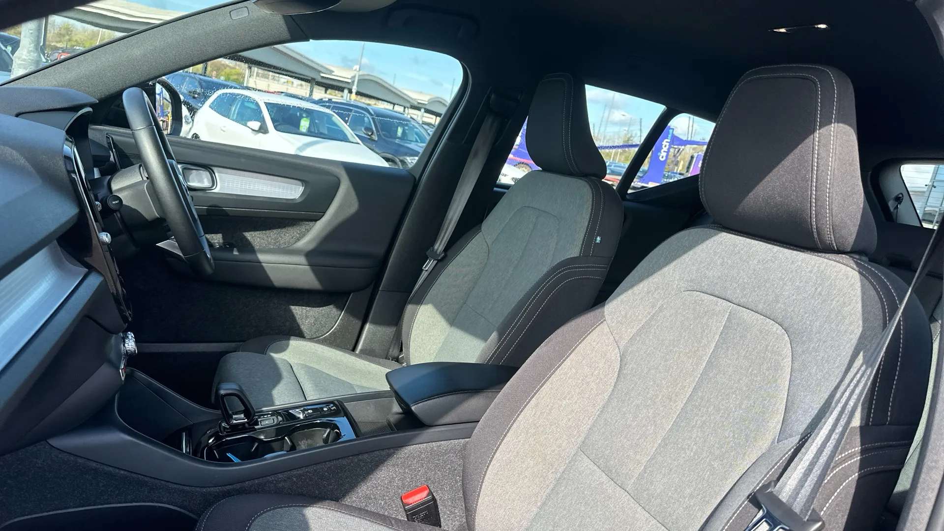 2023 VOLVO XC40 2023 VOLVO XC40