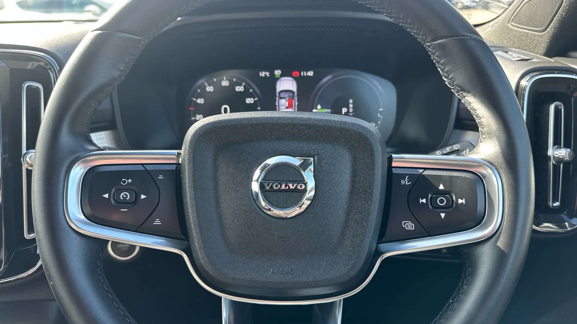 2023 VOLVO XC40 2023 VOLVO XC40