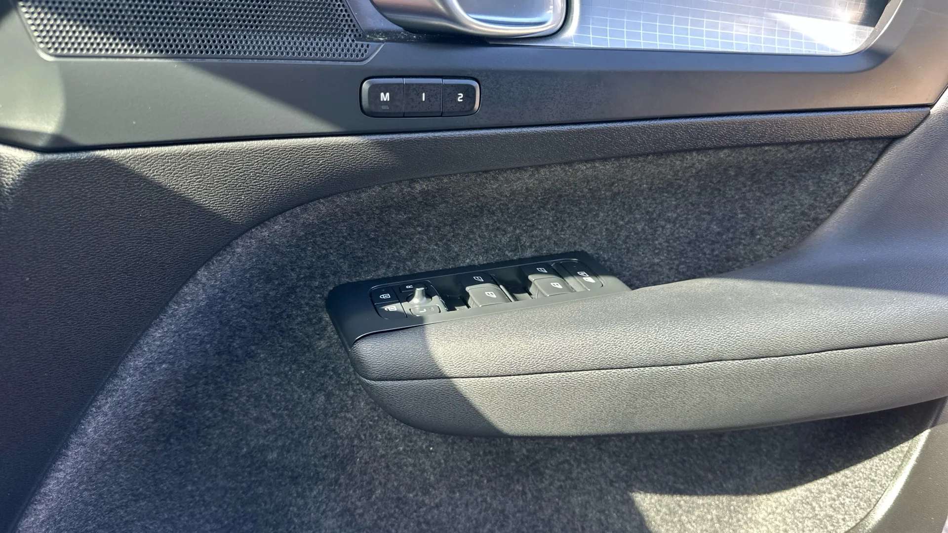 2023 VOLVO XC40 2023 VOLVO XC40