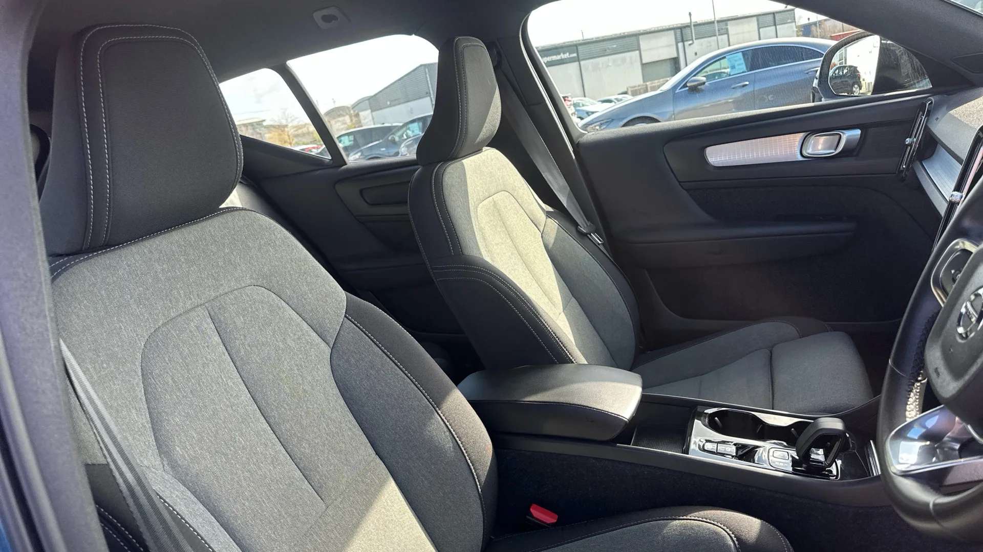 2023 VOLVO XC40 2023 VOLVO XC40