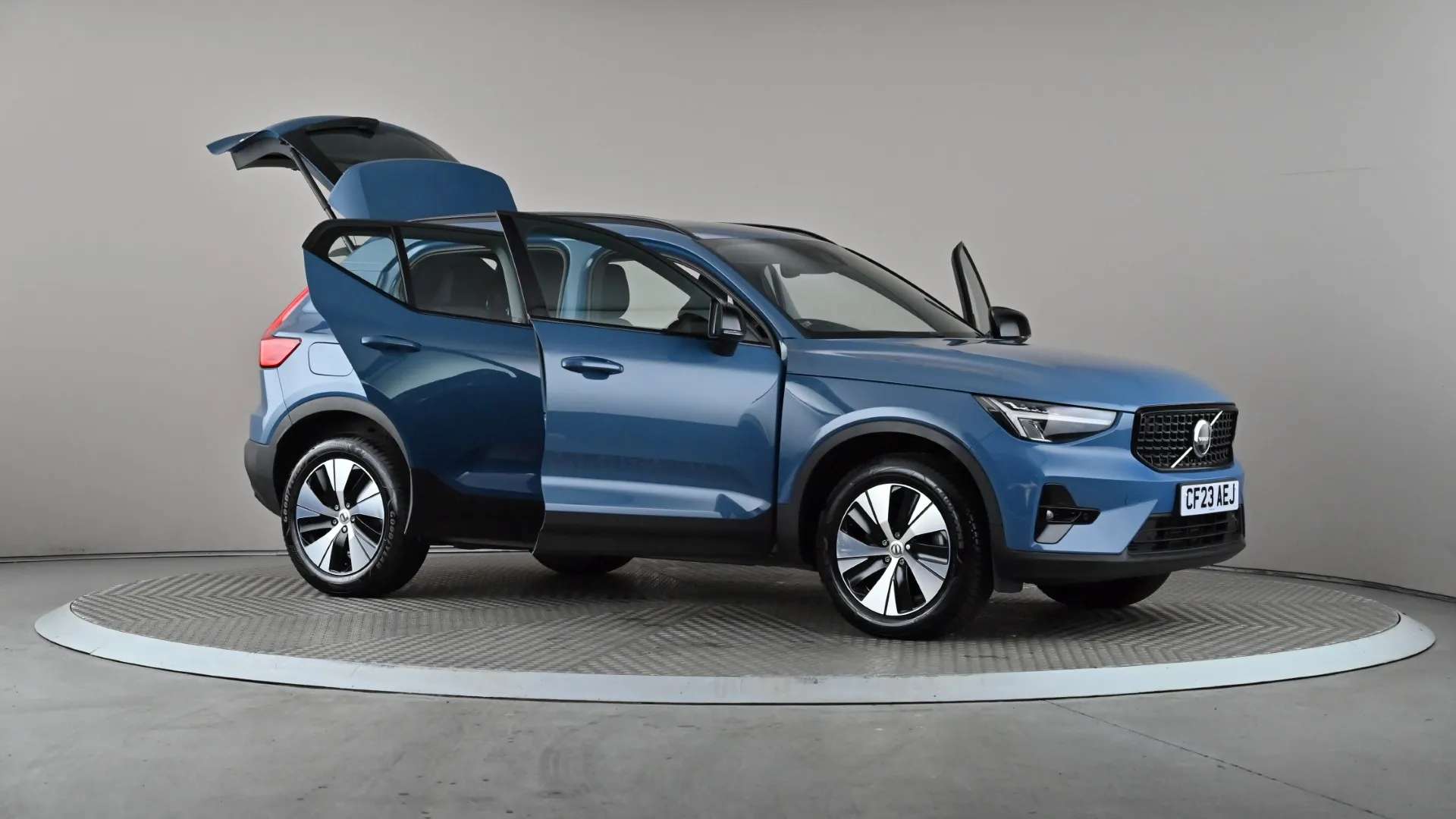 2023 VOLVO XC40 2023 VOLVO XC40