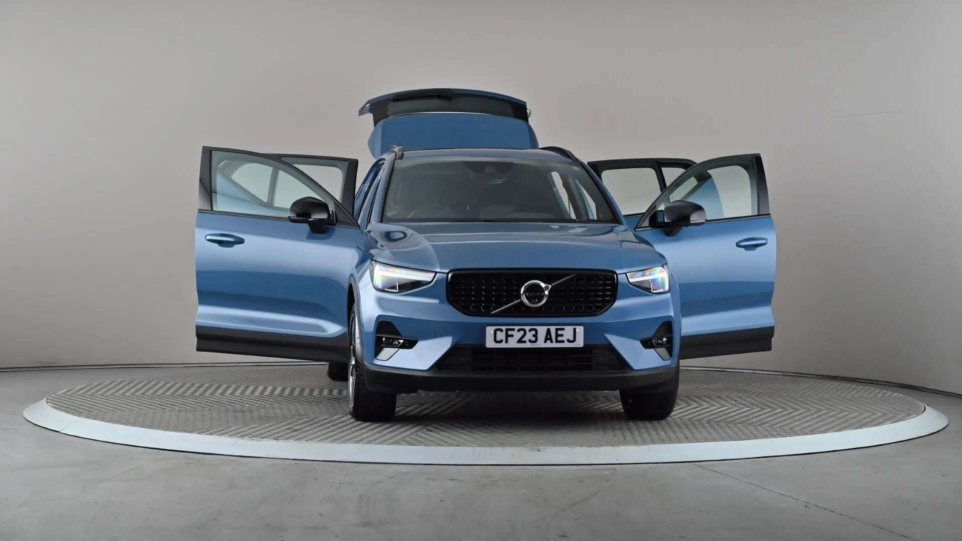 2023 VOLVO XC40 2023 VOLVO XC40