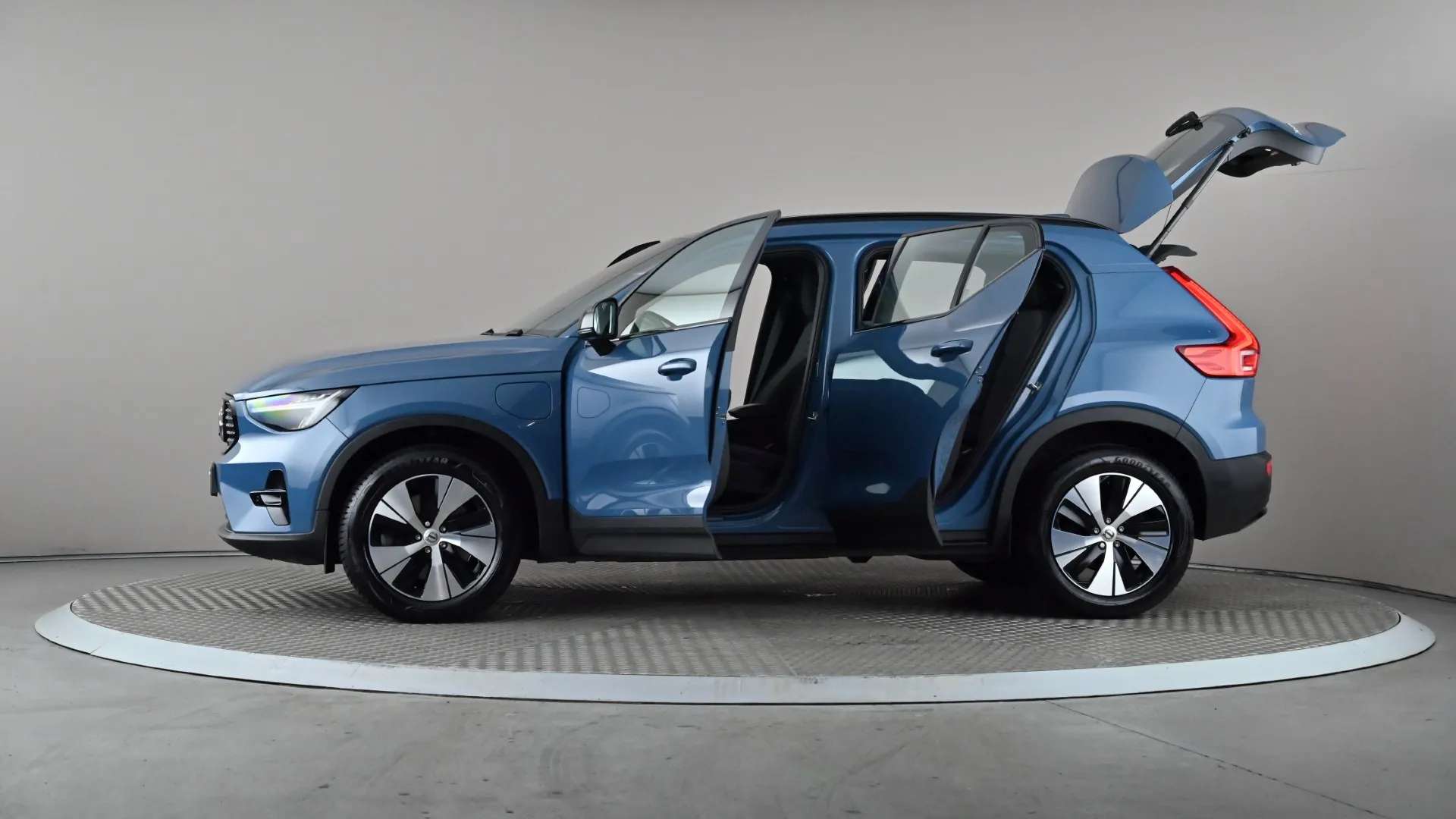 2023 VOLVO XC40 2023 VOLVO XC40