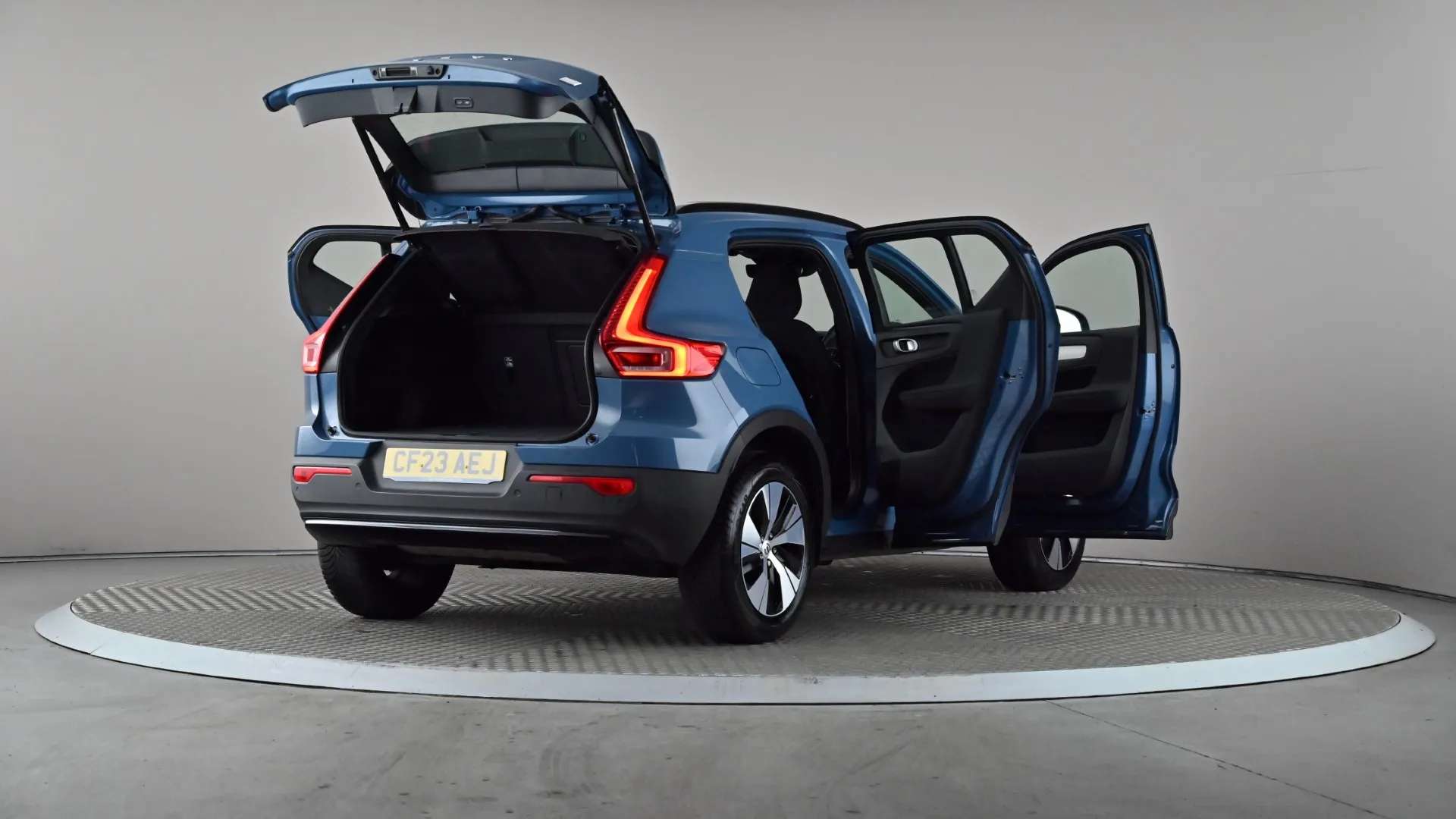 2023 VOLVO XC40 2023 VOLVO XC40