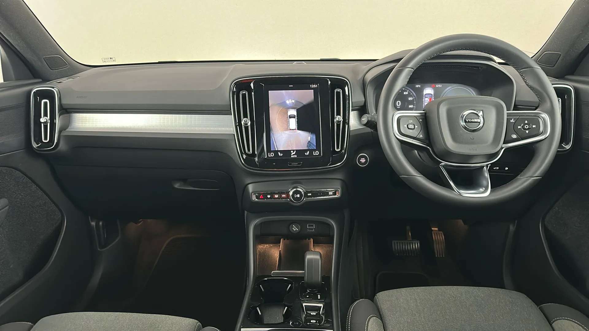2023 VOLVO XC40 2023 VOLVO XC40