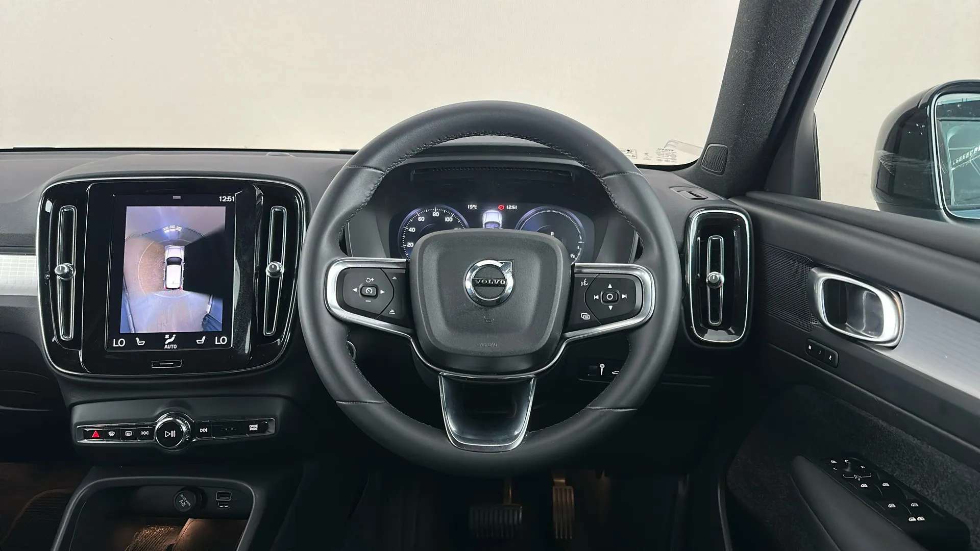 2023 VOLVO XC40 2023 VOLVO XC40
