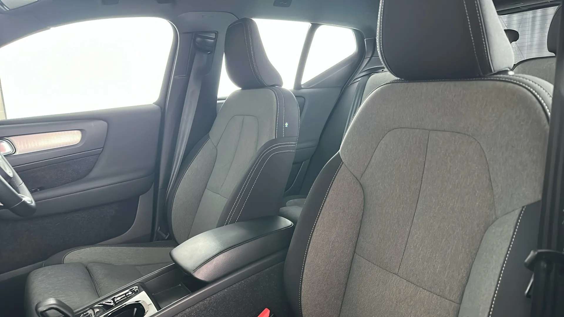2023 VOLVO XC40 2023 VOLVO XC40