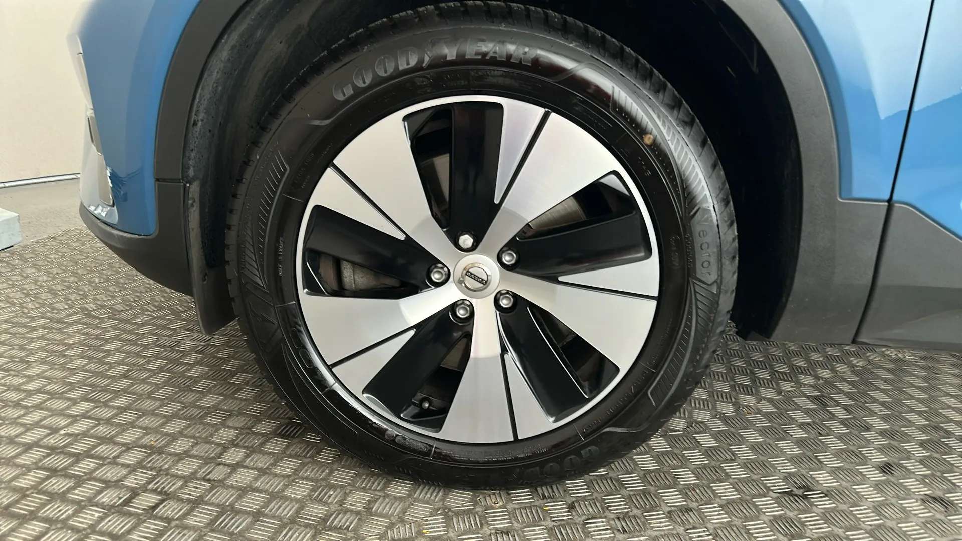 2023 VOLVO XC40 2023 VOLVO XC40
