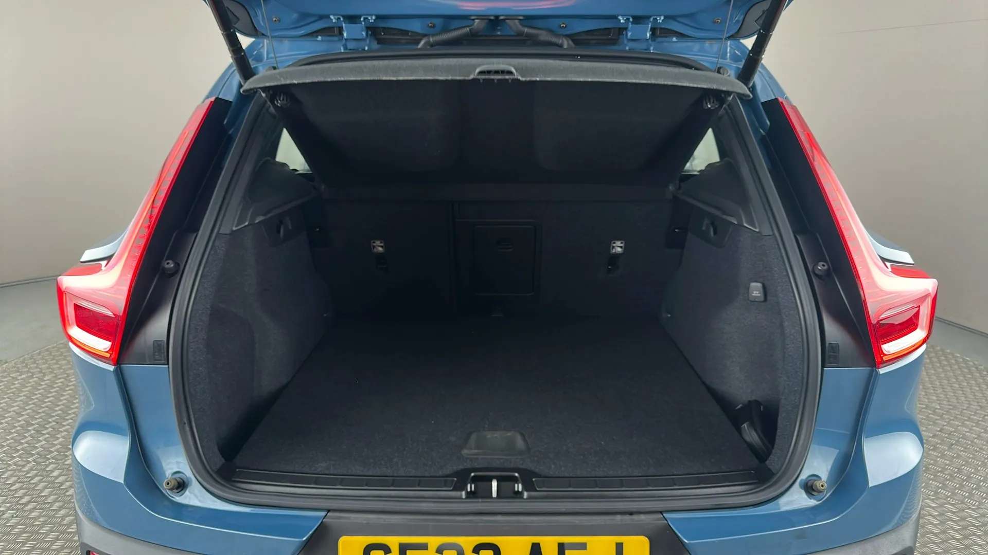 2023 VOLVO XC40 2023 VOLVO XC40