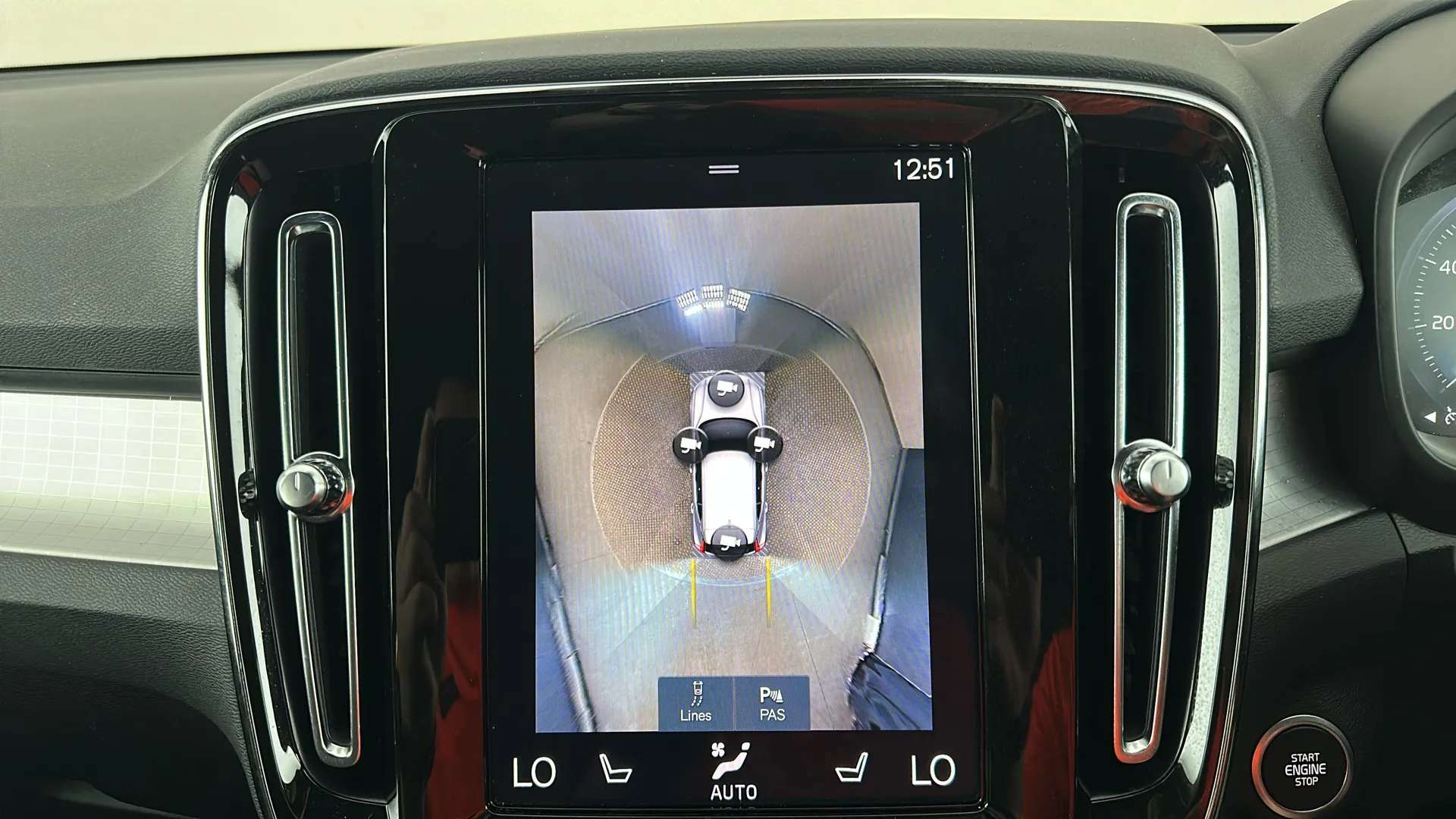 2023 VOLVO XC40 2023 VOLVO XC40