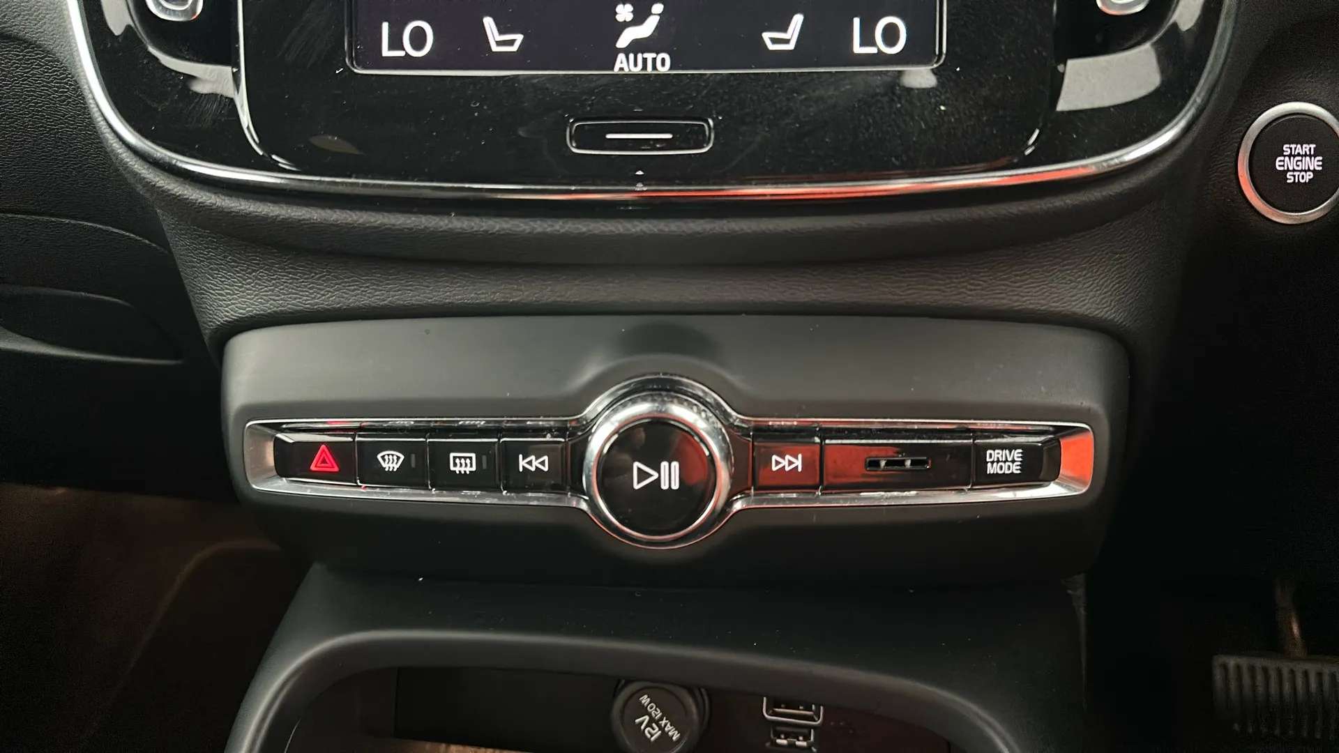 2023 VOLVO XC40 2023 VOLVO XC40