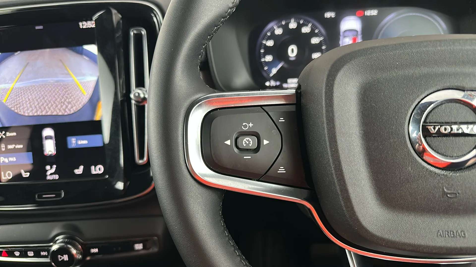 2023 VOLVO XC40 2023 VOLVO XC40