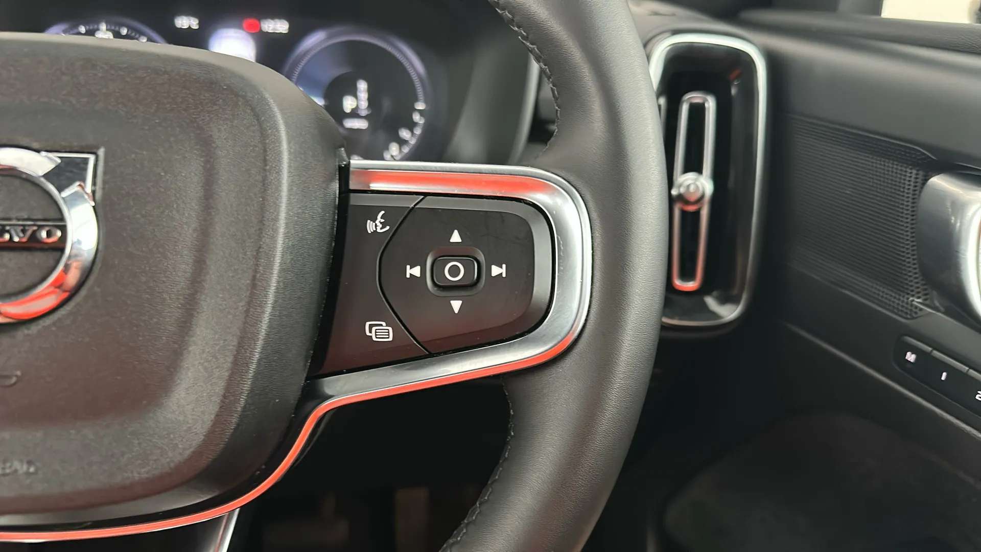 2023 VOLVO XC40 2023 VOLVO XC40