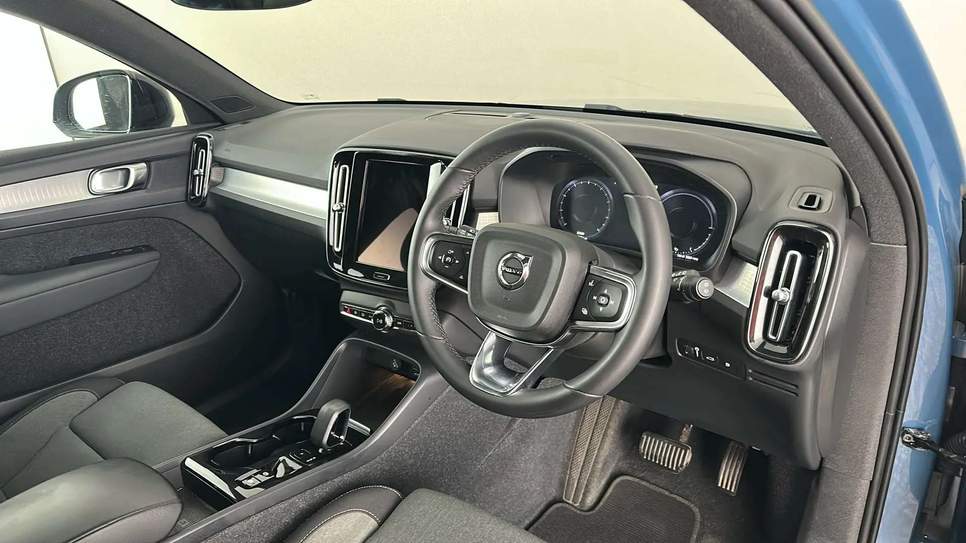 2023 VOLVO XC40 2023 VOLVO XC40