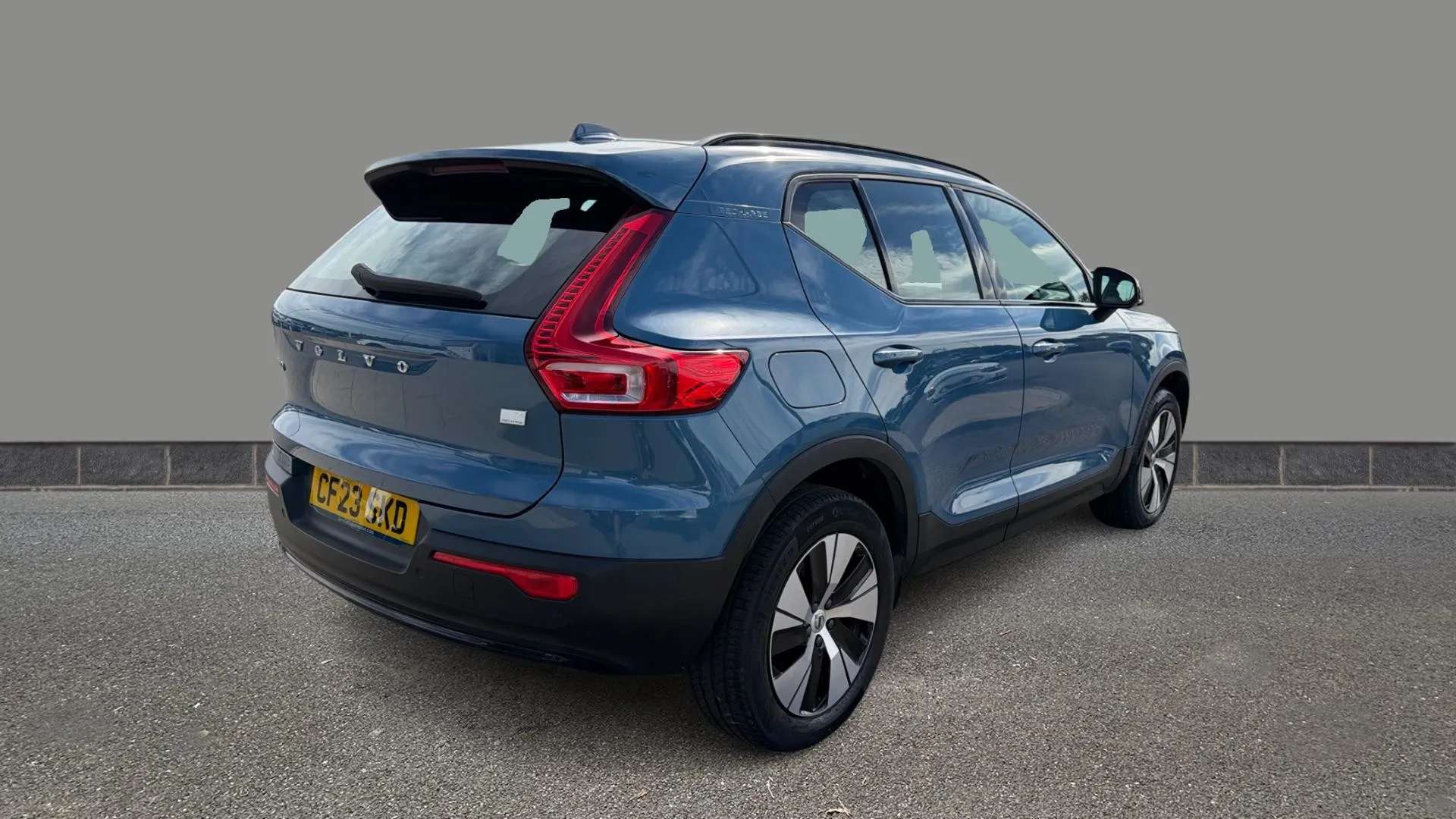 2023 VOLVO XC40 2023 VOLVO XC40