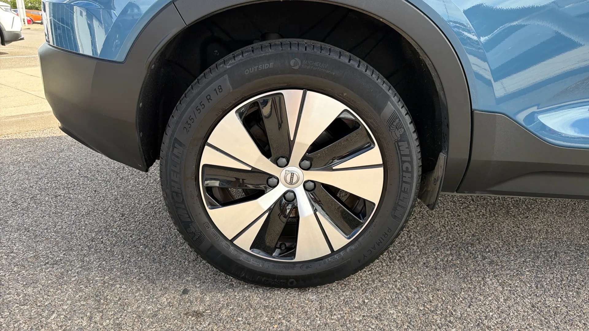 2023 VOLVO XC40 2023 VOLVO XC40