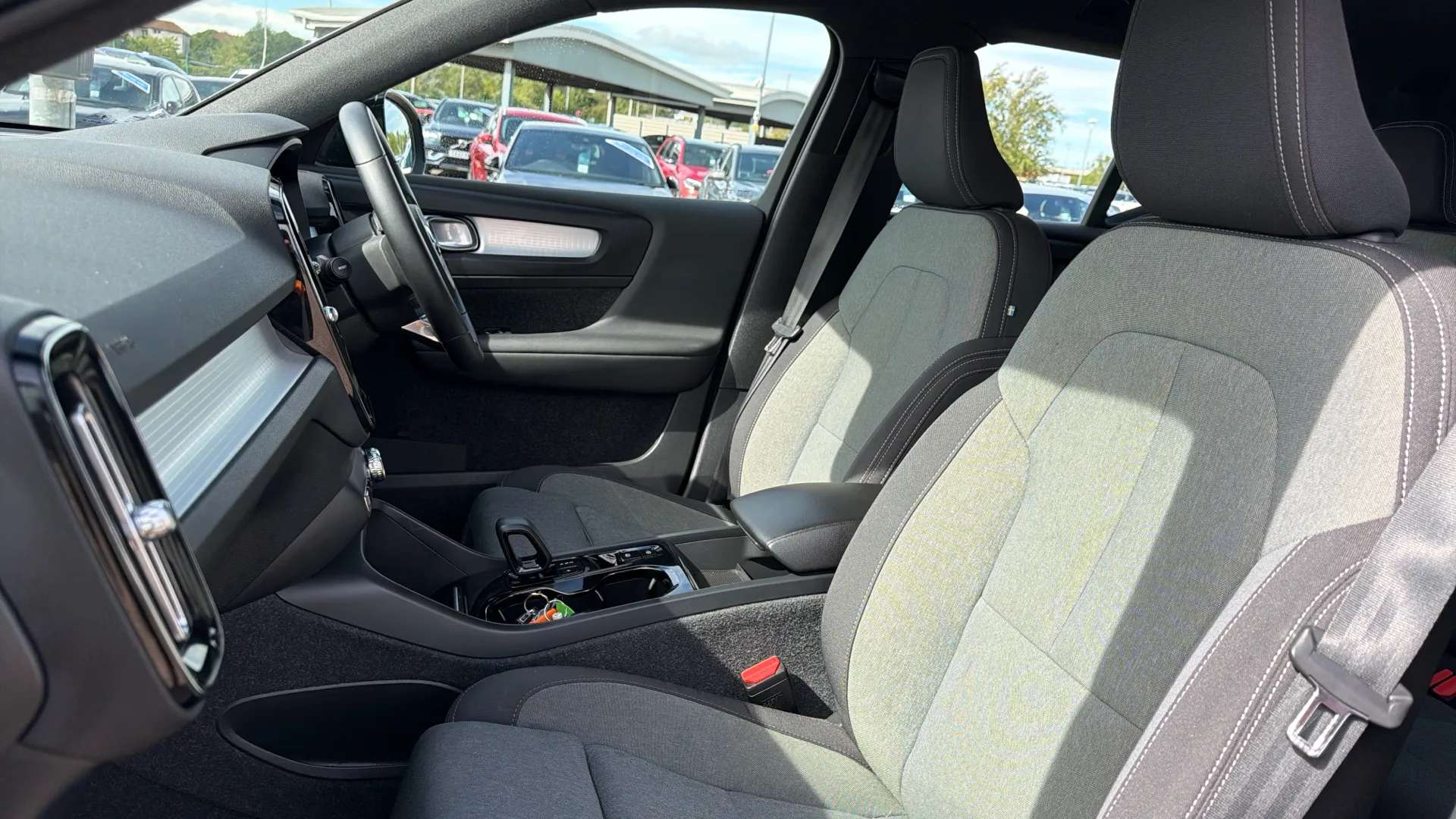2023 VOLVO XC40 2023 VOLVO XC40