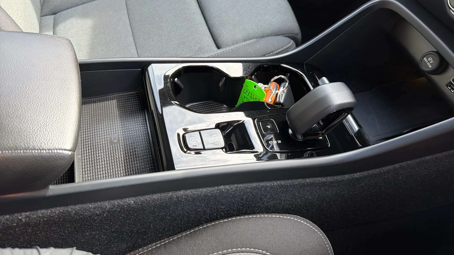 2023 VOLVO XC40 2023 VOLVO XC40