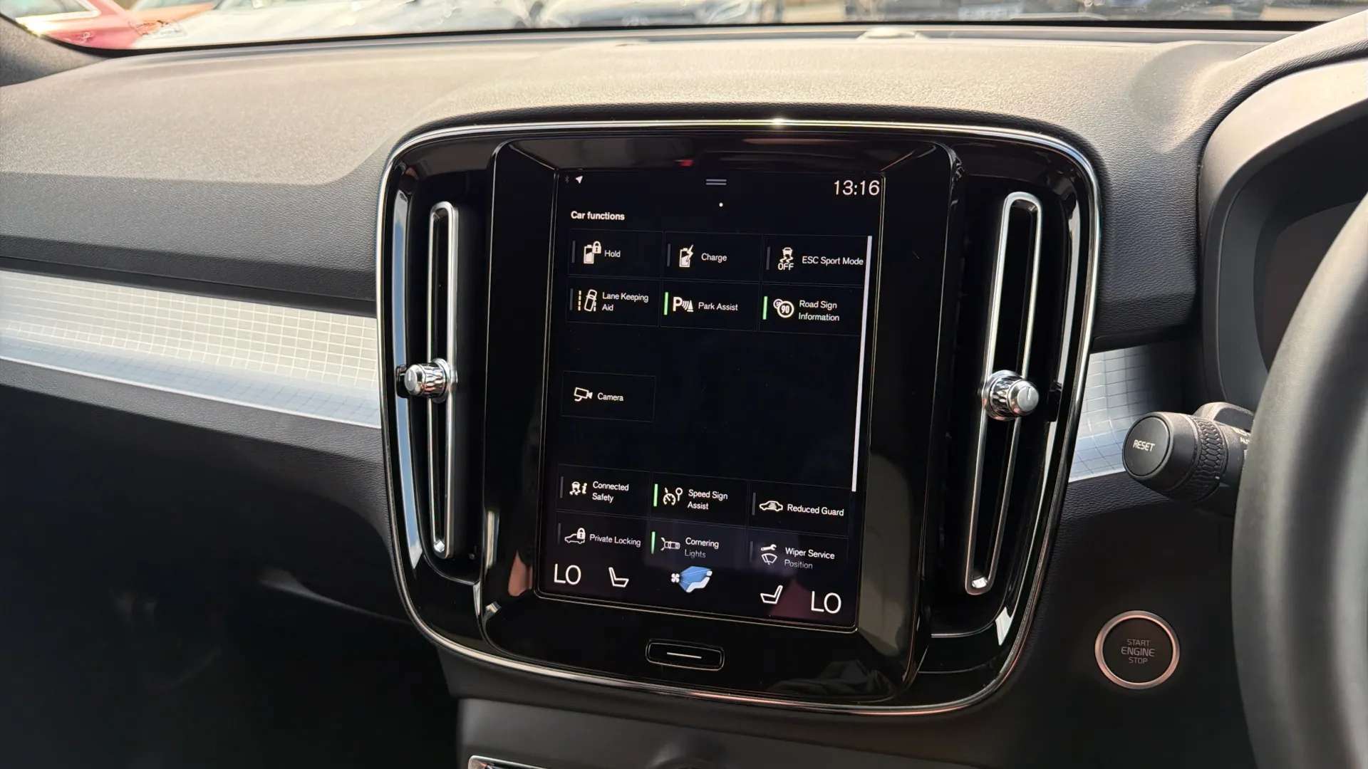 2023 VOLVO XC40 2023 VOLVO XC40