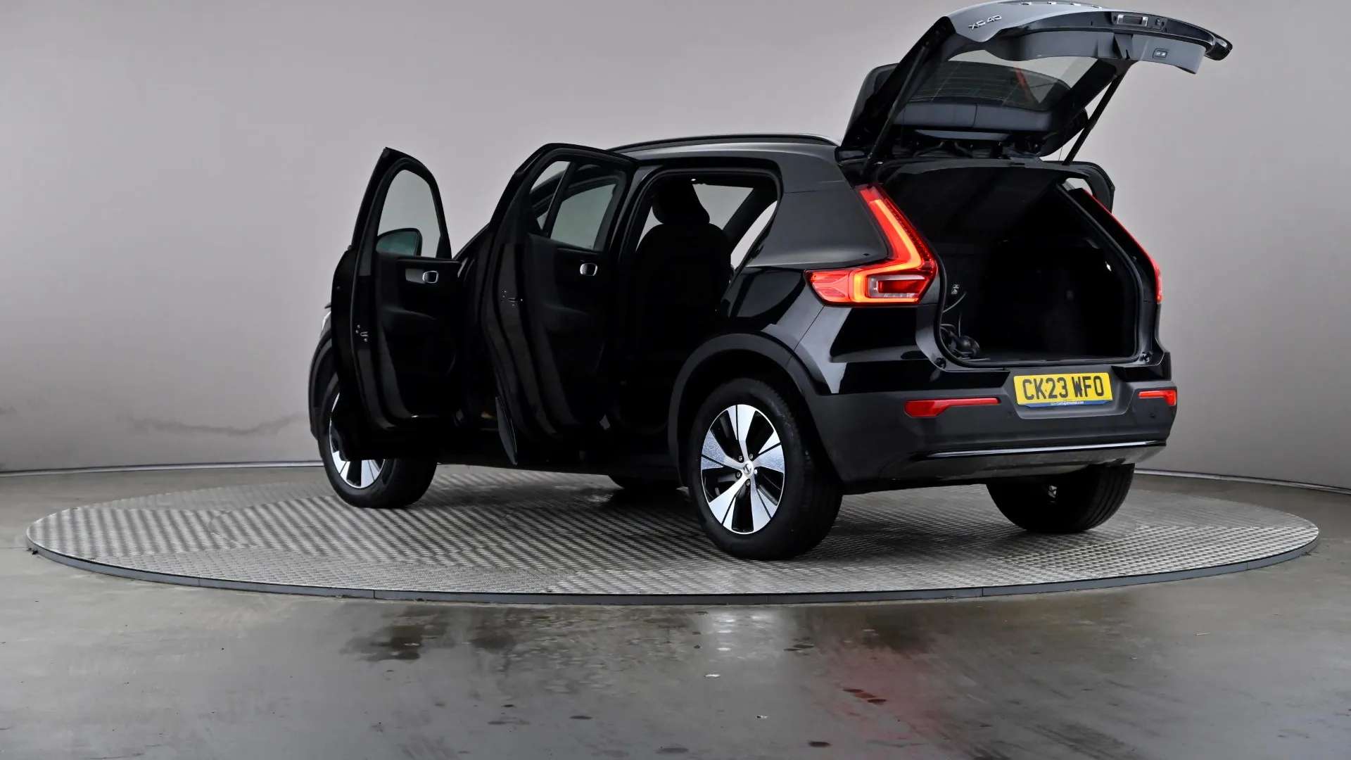2023 VOLVO XC40 2023 VOLVO XC40